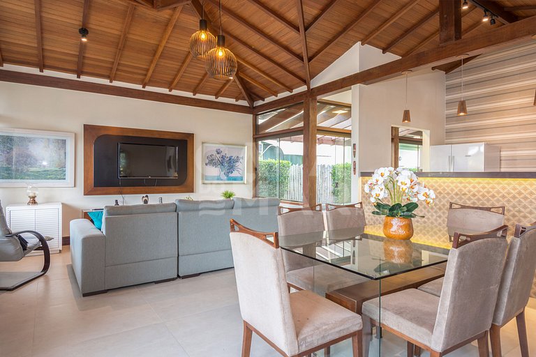 Beautiful house with four suites in a very complete condomin