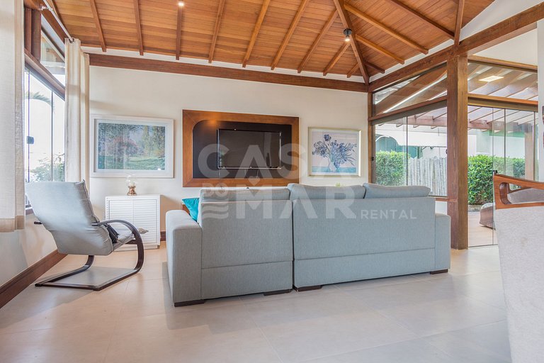 Beautiful house with four suites in a very complete condomin