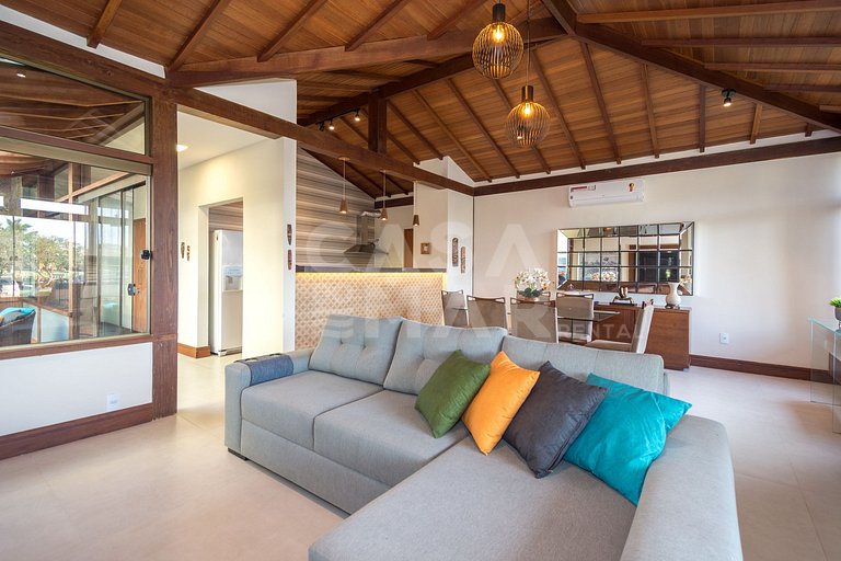 Beautiful house with four suites in a very complete condomin