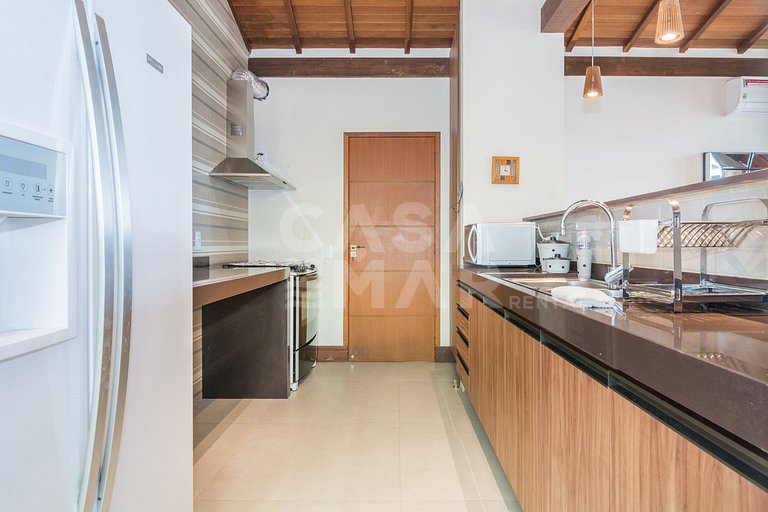 Beautiful house with four suites in a very complete condomin