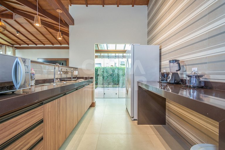 Beautiful house with four suites in a very complete condomin