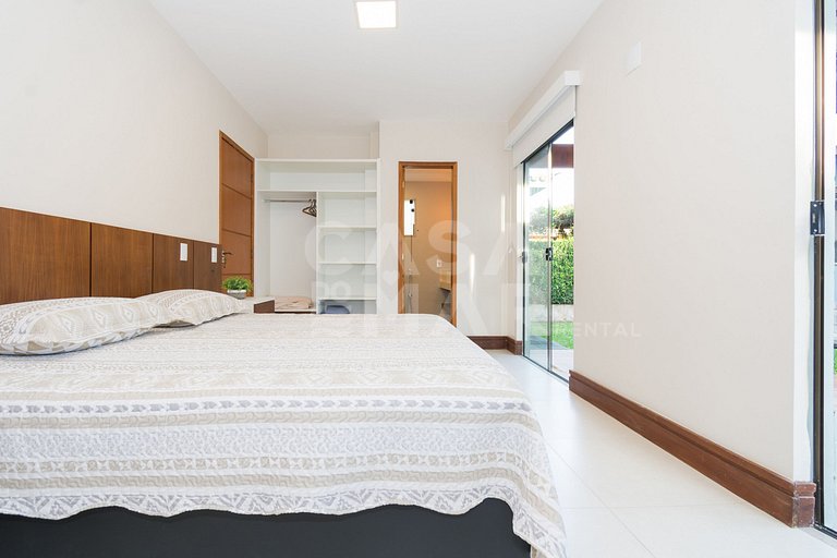 Beautiful house with four suites in a very complete condomin