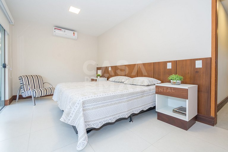 Beautiful house with four suites in a very complete condomin