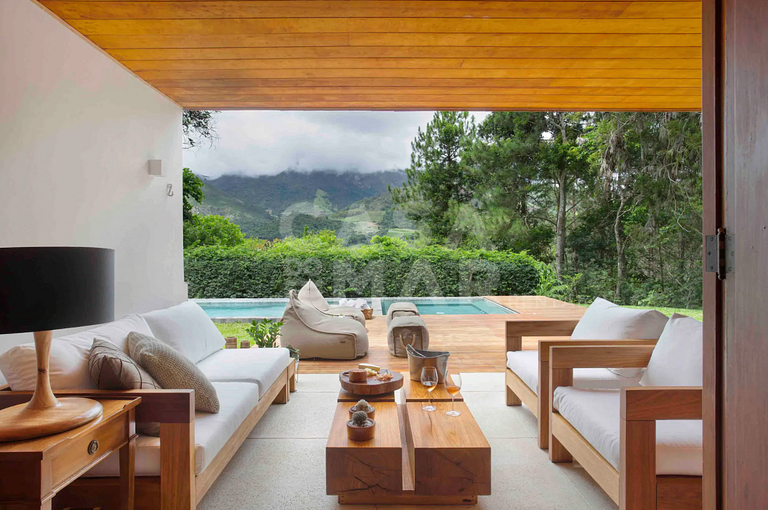 Casa com seis quartos, piscina, na serra, churrasqueira