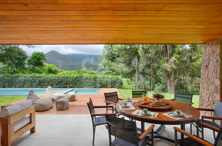 Casa com seis quartos, piscina, na serra, churrasqueira