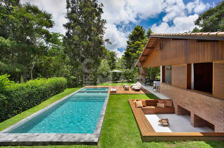 Casa com seis quartos, piscina, na serra, churrasqueira