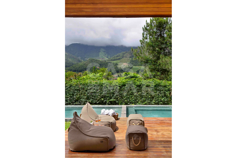 Casa com seis quartos, piscina, na serra, churrasqueira