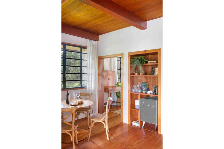 Casa com seis quartos, piscina, na serra, churrasqueira