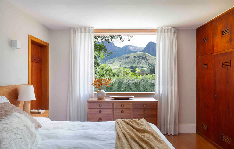 Casa com seis quartos, piscina, na serra, churrasqueira