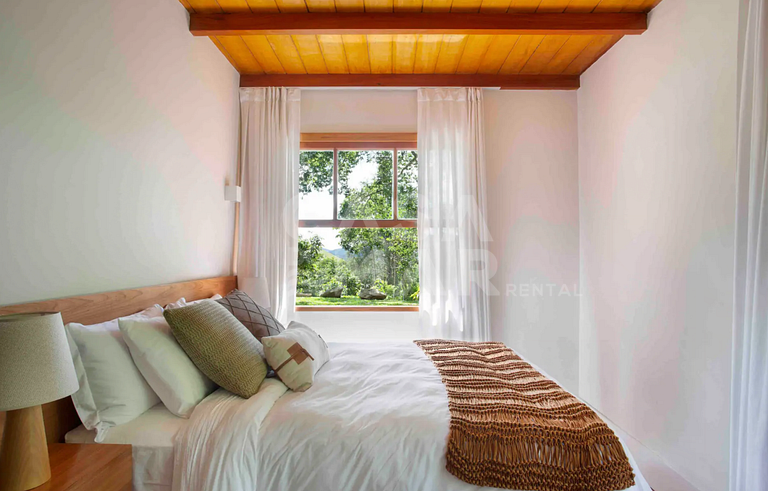 Casa com seis quartos, piscina, na serra, churrasqueira