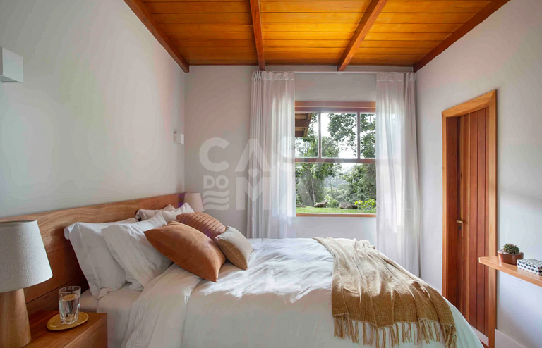 Casa com seis quartos, piscina, na serra, churrasqueira