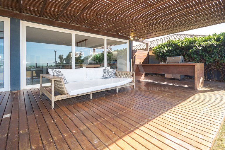 Spectacular mansion with five suites, standing on the sand o