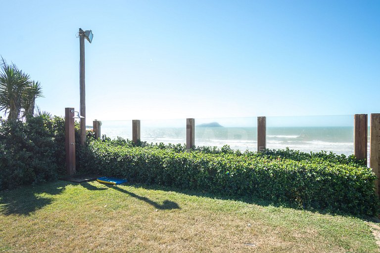 Spectacular mansion with five suites, standing on the sand o