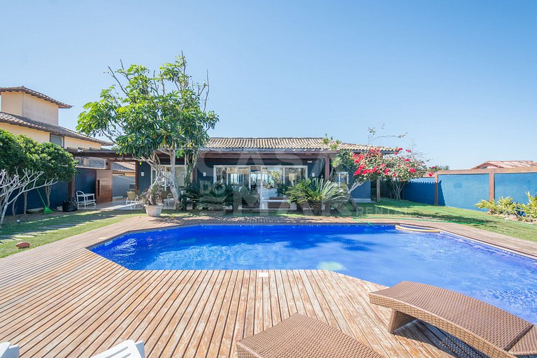 Spectacular mansion with five suites, standing on the sand o