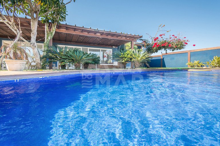 Spectacular mansion with five suites, standing on the sand o