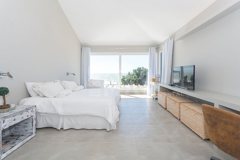 Spectacular mansion with five suites, standing on the sand o