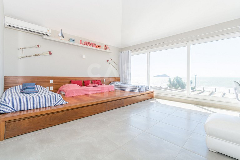 Spectacular mansion with five suites, standing on the sand o