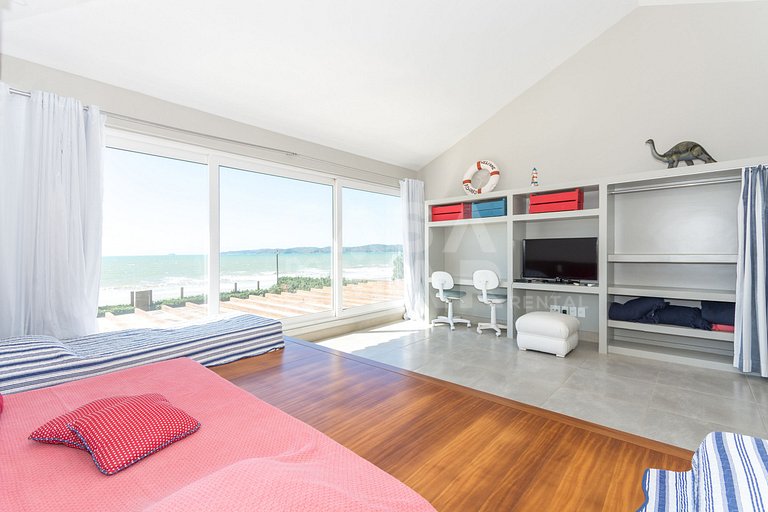 Spectacular mansion with five suites, standing on the sand o