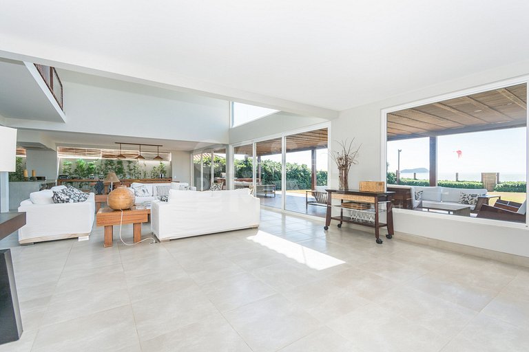 Spectacular mansion with five suites, standing on the sand o