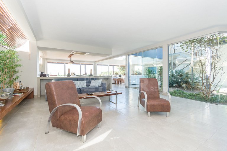 Spectacular mansion with five suites, standing on the sand o