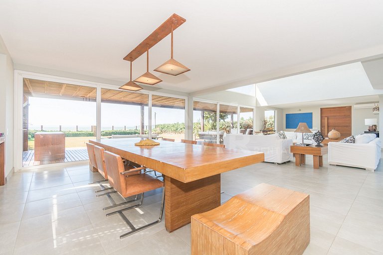 Spectacular mansion with five suites, standing on the sand o