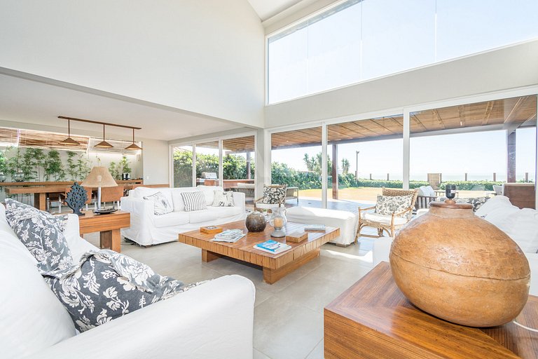 Spectacular mansion with five suites, standing on the sand o