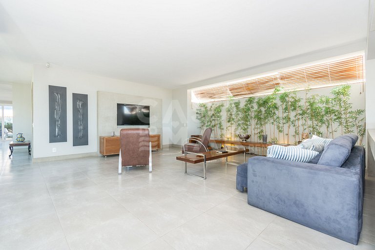 Spectacular mansion with five suites, standing on the sand o