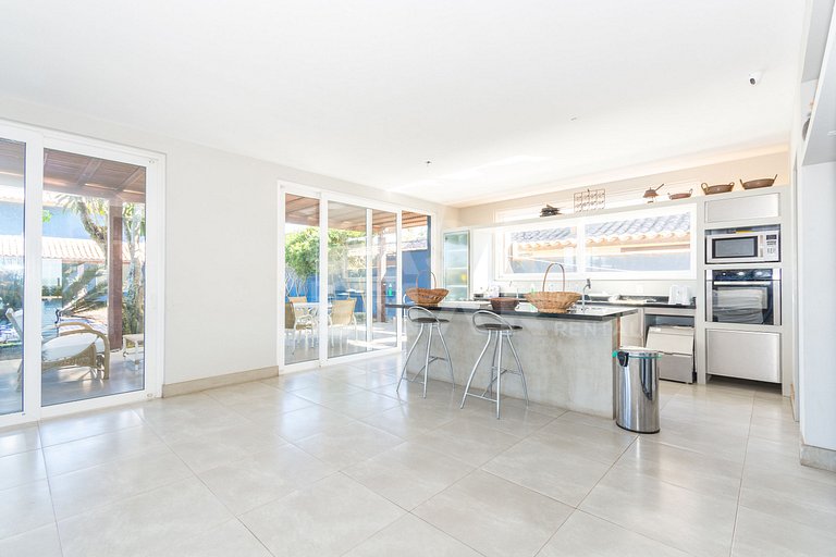 Spectacular mansion with five suites, standing on the sand o