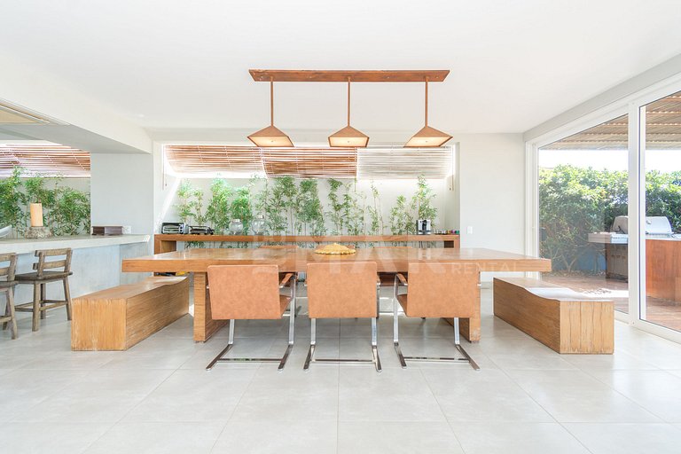 Spectacular mansion with five suites, standing on the sand o