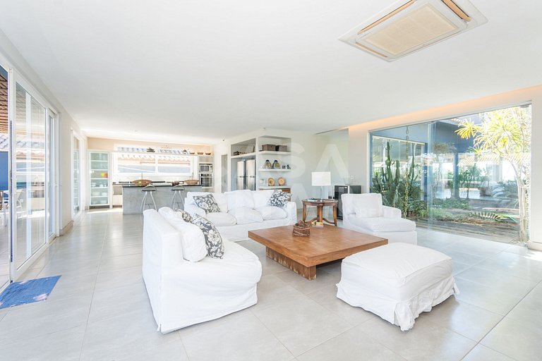 Spectacular mansion with five suites, standing on the sand o