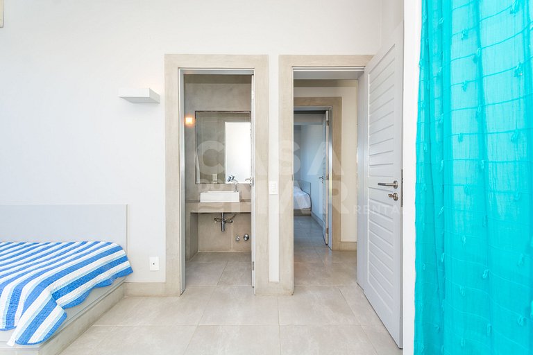 Spectacular mansion with five suites, standing on the sand o