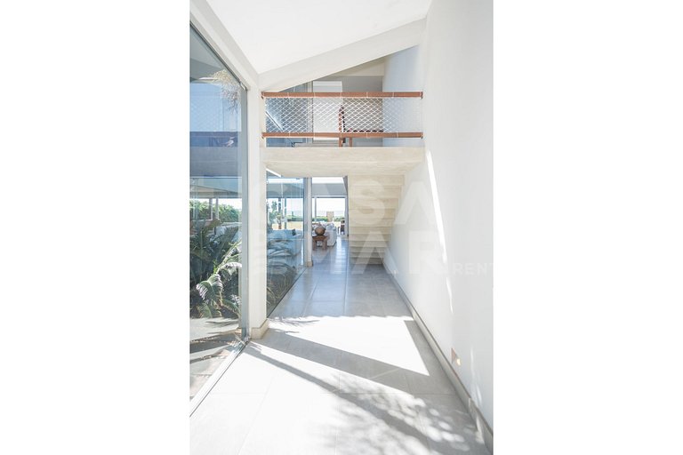 Spectacular mansion with five suites, standing on the sand o