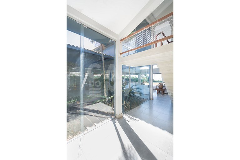 Spectacular mansion with five suites, standing on the sand o