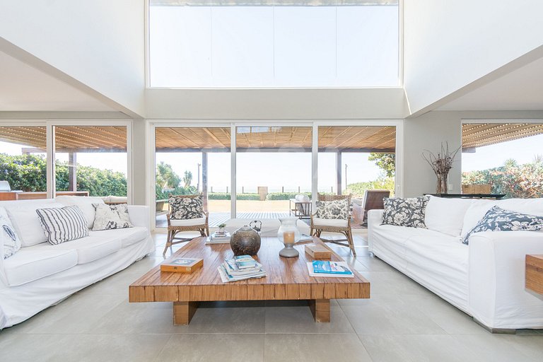 Spectacular mansion with five suites, standing on the sand o