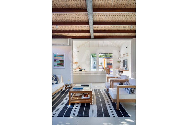 Beautiful house with five suites, located in one of the best