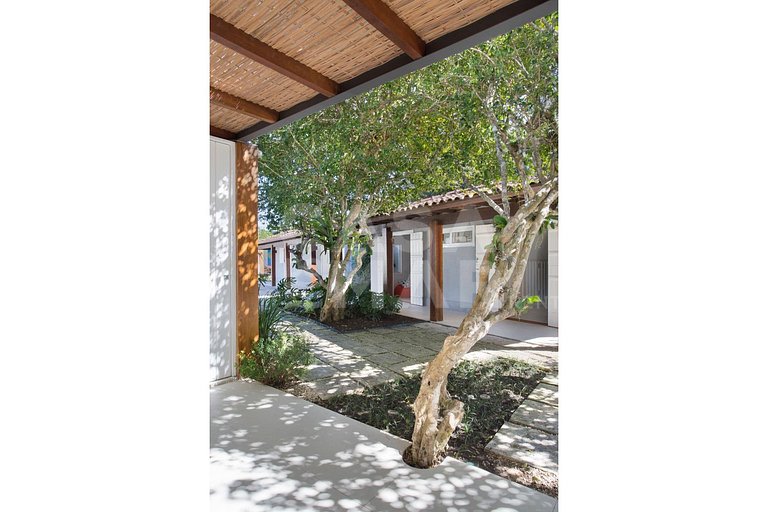 Beautiful house with five suites, located in one of the best