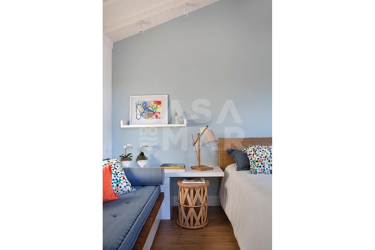 Beautiful house with five suites, located in one of the best