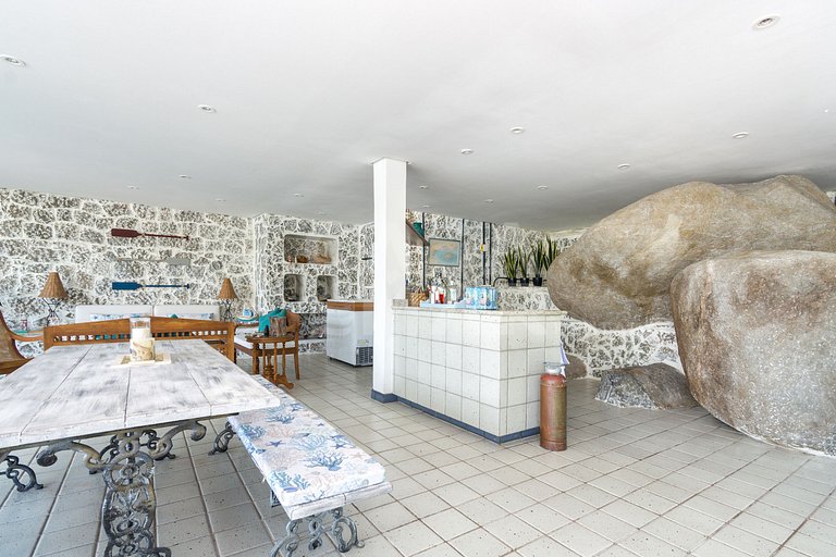 Casa com sete suítes, praia privativa com lancha