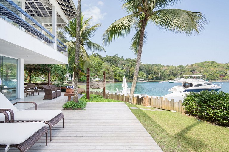 Casa com sete suítes, praia privativa com lancha