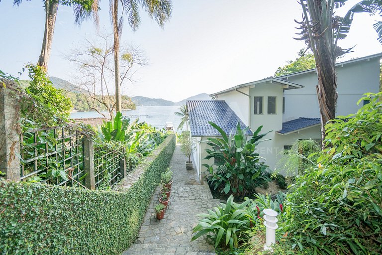 Casa com sete suítes, praia privativa com lancha