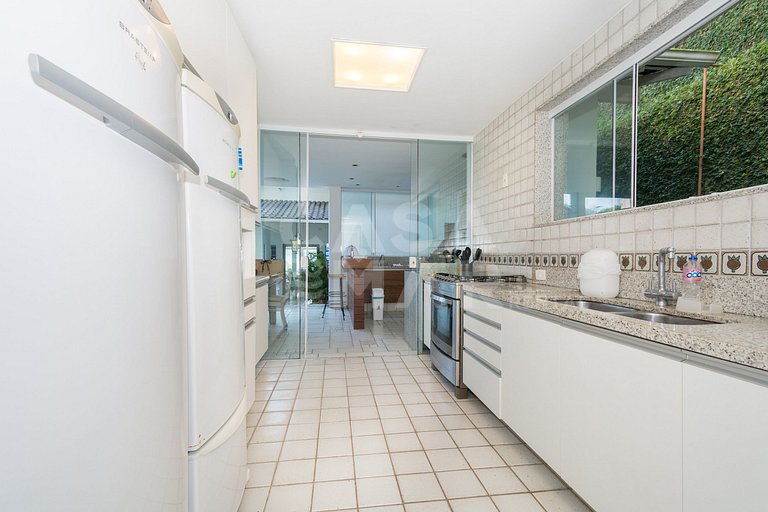 Casa com sete suítes, praia privativa com lancha