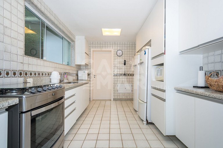 Casa com sete suítes, praia privativa com lancha