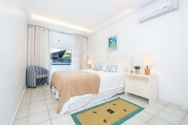 Casa com sete suítes, praia privativa com lancha