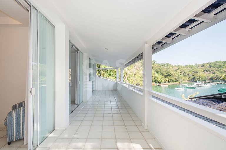 Casa com sete suítes, praia privativa com lancha