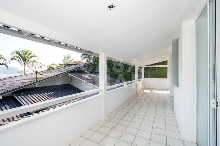 Casa com sete suítes, praia privativa com lancha