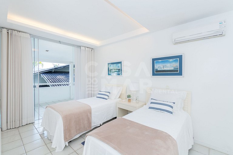 Casa com sete suítes, praia privativa com lancha