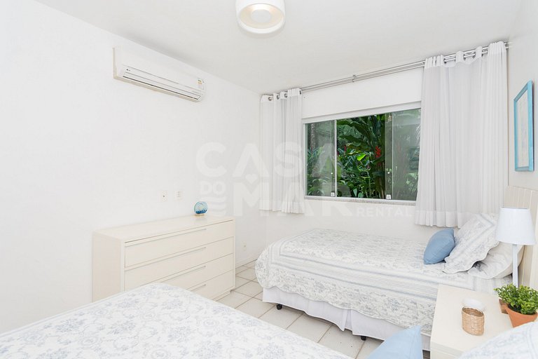 Casa com sete suítes, praia privativa com lancha