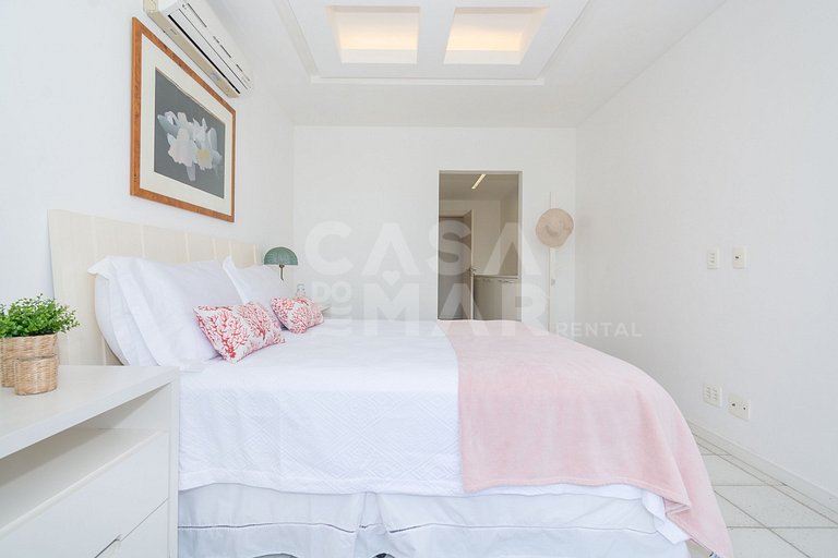 Casa com sete suítes, praia privativa com lancha