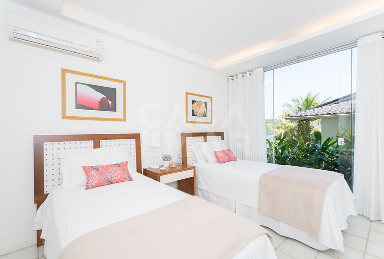 Casa com sete suítes, praia privativa com lancha