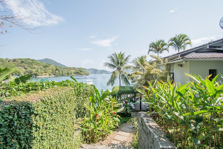 Casa com sete suítes, praia privativa com lancha